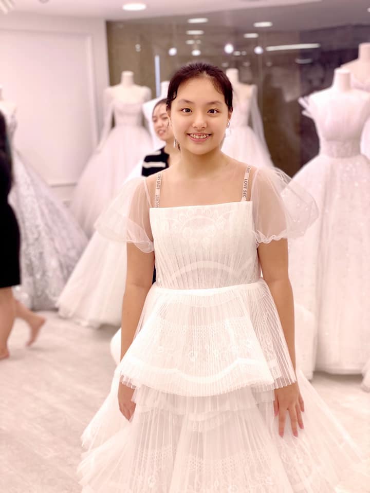 Bất ngờ trước nhan sắc hai cô con gái nhà Bùi Thúy Hạnh: Góc nghiêng thần thánh khoe sống mũi cao, thẳng tắp khiến mẹ tự hào-11