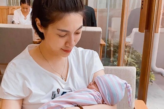 Từng nhiều sữa đến mức hút được 5 lít/ngày, nhưng con chưa tròn tháng Pha Lê đã phải cai sữa cho bé vì lý do đau đớn này