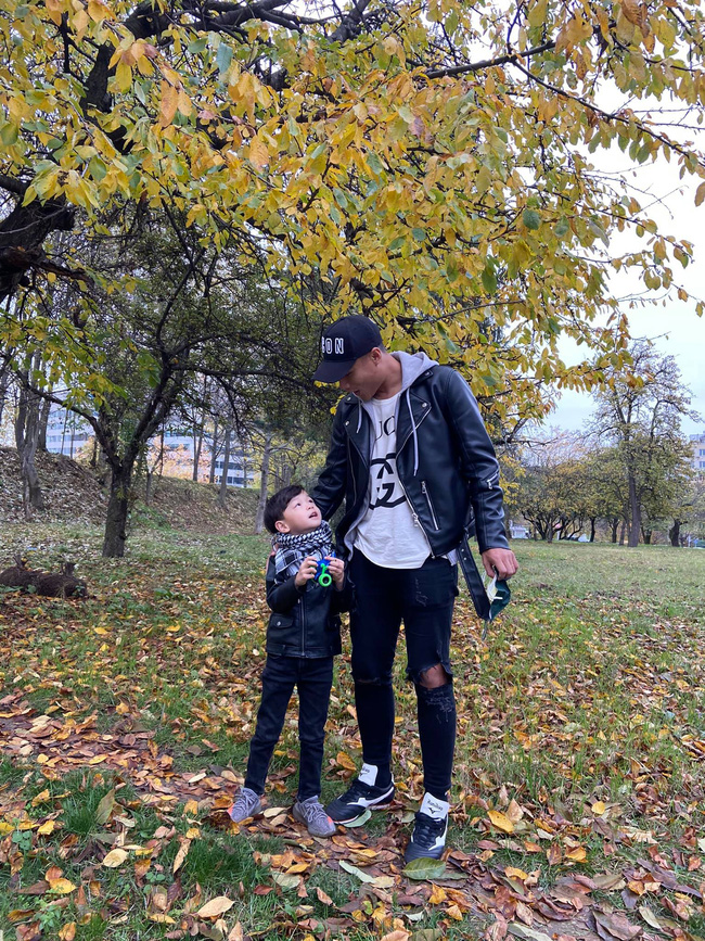 Mạc Hồng Quân vượt đường sá xa xôi sang Séc chờ vợ sinh con, nhan sắc Kỳ Hân tháng cuối thai kỳ khiến ai cũng ngỡ ngàng-2