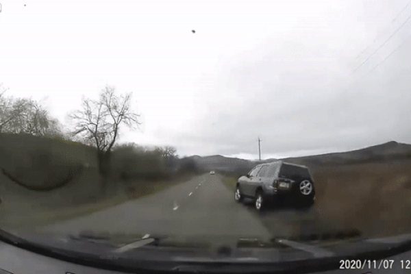 Land Rover mất lái lao khỏi đường, lộn vòng như chong chóng