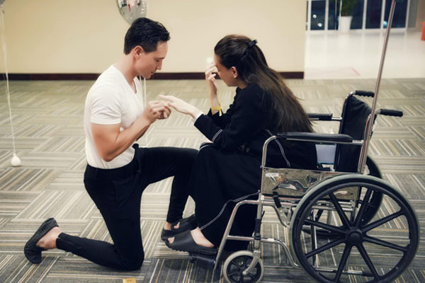 Hồ Ngọc Hà khoe ảnh ông xã Kim Lý ôm chặt con gái, mếu máo vì vừa sinh con xong đã bị bỏ bê-2