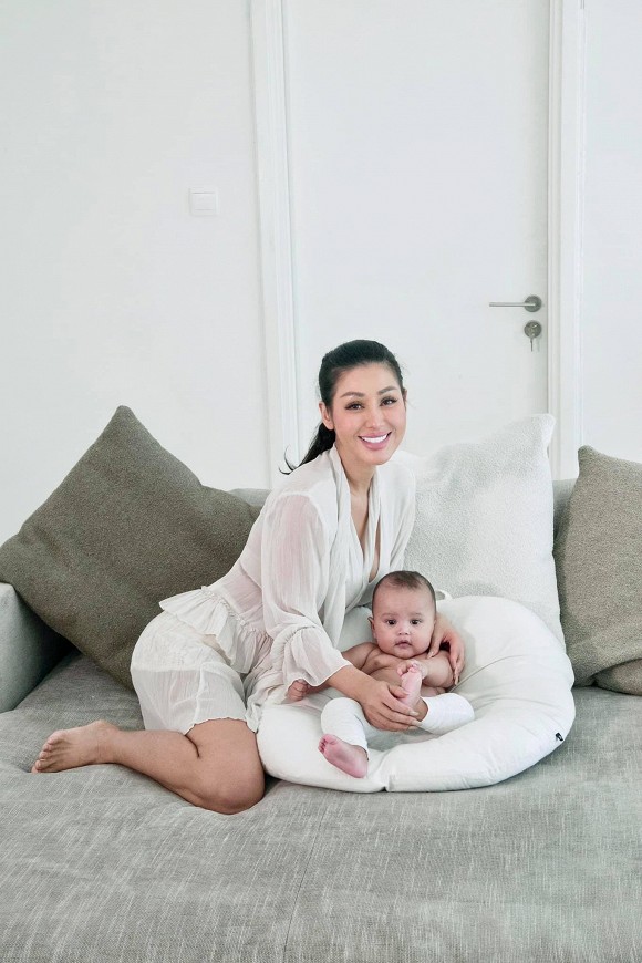 Đinh Phương Ánh khoe quý tử bụ bẫm, đáng yêu, vô tình hé lộ không gian đang sống cùng chồng Tây-8