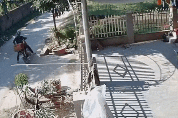 CLIP: Người phụ nữ quăng giá phơi đồ chặn bắt đôi nam nữ rình rập trong xóm trọ-1