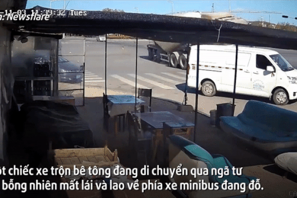 Xe trộn bê tông mất lái cán bẹp ôtô, tài xế may mắn thoát chết