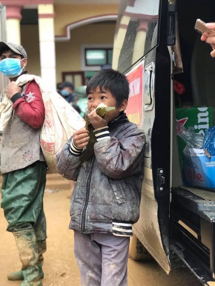 Nghẹn lòng khoảnh khắc trẻ em vùng lũ ngấu nghiến nhai từng chiếc bánh chưng cứu trợ: Quần áo, mặt mũi vẫn còn lấm lem-1