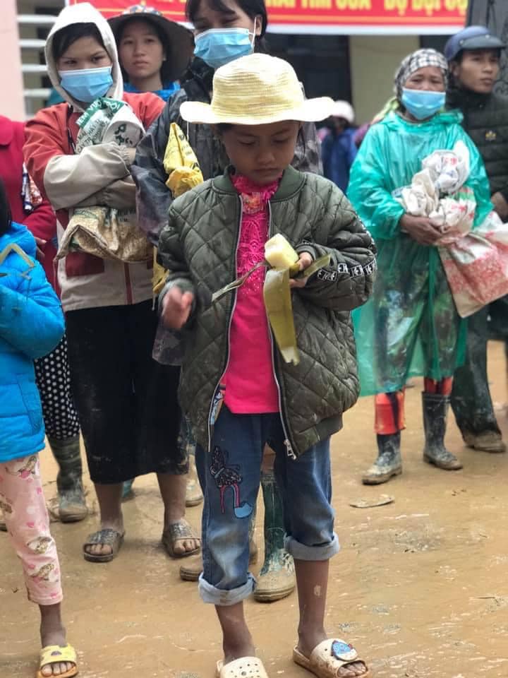 Nghẹn lòng khoảnh khắc trẻ em vùng lũ ngấu nghiến nhai từng chiếc bánh chưng cứu trợ: Quần áo, mặt mũi vẫn còn lấm lem-2
