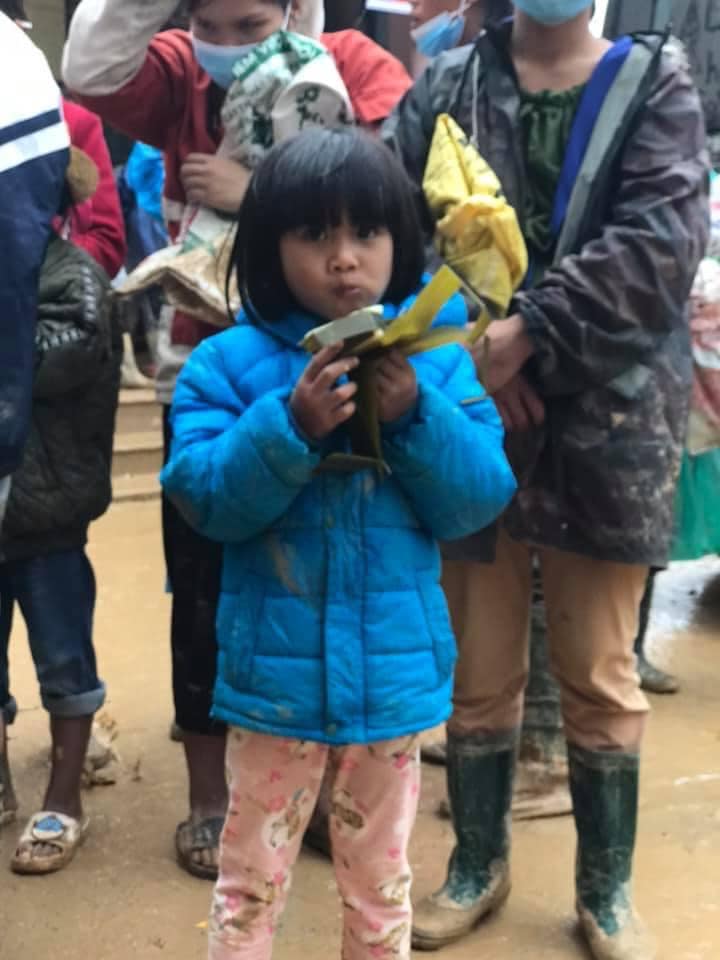 Nghẹn lòng khoảnh khắc trẻ em vùng lũ ngấu nghiến nhai từng chiếc bánh chưng cứu trợ: Quần áo, mặt mũi vẫn còn lấm lem-3