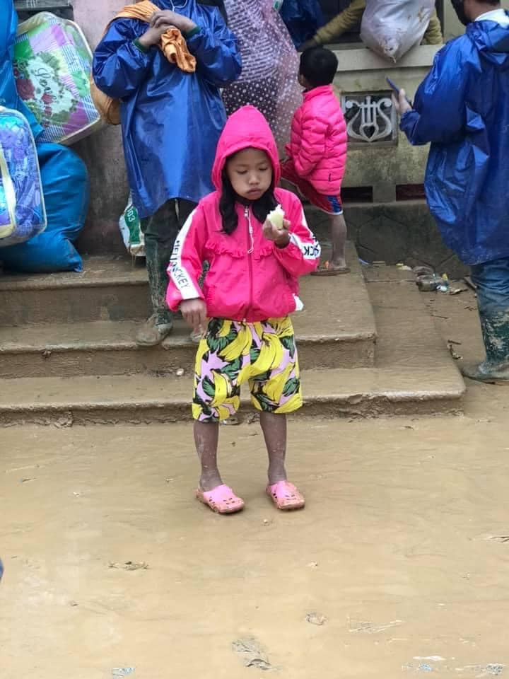 Nghẹn lòng khoảnh khắc trẻ em vùng lũ ngấu nghiến nhai từng chiếc bánh chưng cứu trợ: Quần áo, mặt mũi vẫn còn lấm lem-4