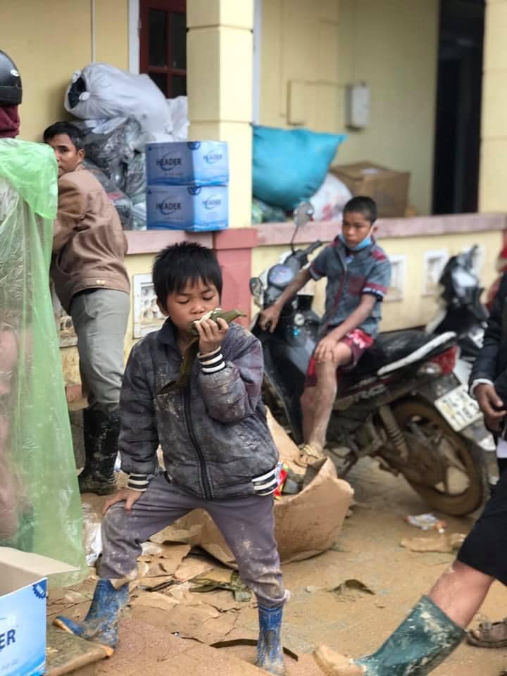 Nghẹn lòng khoảnh khắc trẻ em vùng lũ ngấu nghiến nhai từng chiếc bánh chưng cứu trợ: Quần áo, mặt mũi vẫn còn lấm lem-5
