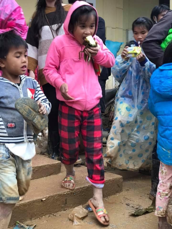 Nghẹn lòng khoảnh khắc trẻ em vùng lũ ngấu nghiến nhai từng chiếc bánh chưng cứu trợ: Quần áo, mặt mũi vẫn còn lấm lem-6