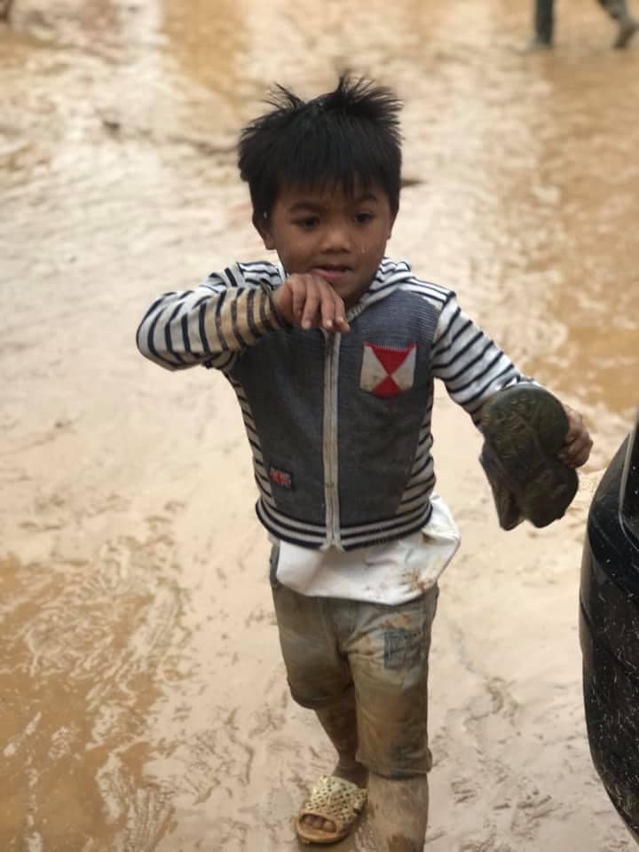 Nghẹn lòng khoảnh khắc trẻ em vùng lũ ngấu nghiến nhai từng chiếc bánh chưng cứu trợ: Quần áo, mặt mũi vẫn còn lấm lem-7