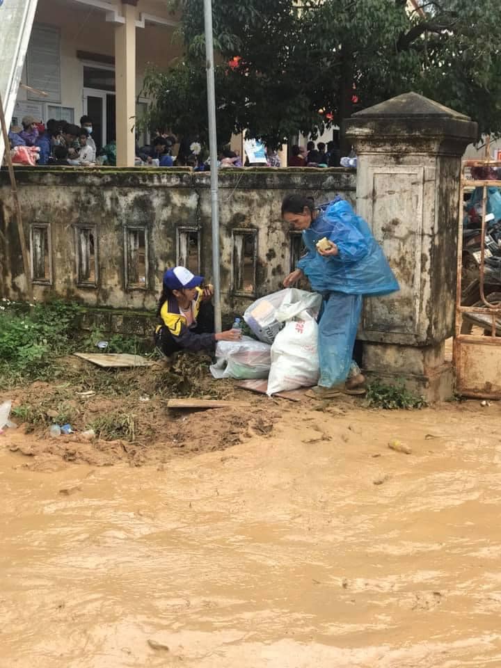 Nghẹn lòng khoảnh khắc trẻ em vùng lũ ngấu nghiến nhai từng chiếc bánh chưng cứu trợ: Quần áo, mặt mũi vẫn còn lấm lem-8