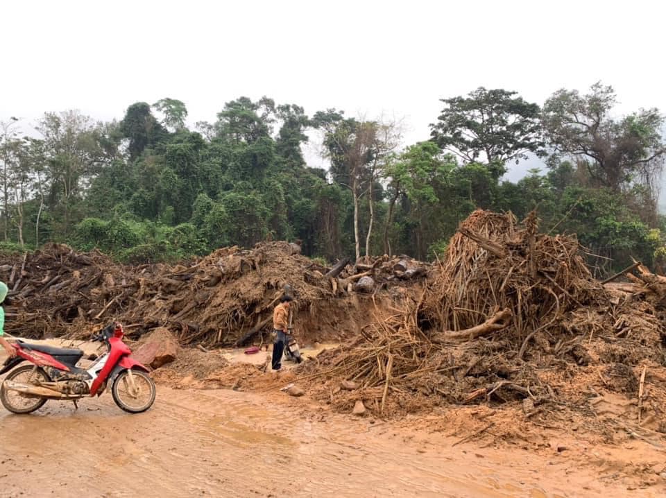 Nghẹn lòng khoảnh khắc trẻ em vùng lũ ngấu nghiến nhai từng chiếc bánh chưng cứu trợ: Quần áo, mặt mũi vẫn còn lấm lem-9