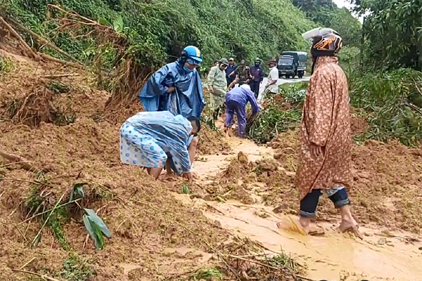 Lại thêm 1 vụ sạt lở, đất đá ào ào đổ xuống khi hàng chục người đang cứu hộ, tìm kiếm người mất tích-2