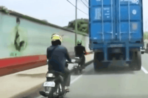 CLIP: Cú quăng dây oan trái khiến người phụ nữ ngã ê mông, dân mạng bức xúc vì mối nguy chết người-2
