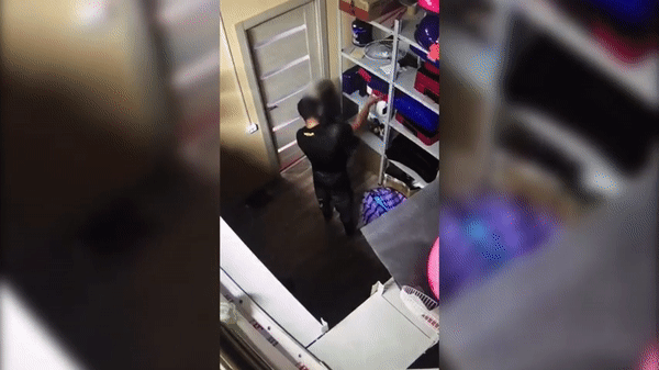 Nam HLV võ thuật gây phẫn nộ khi cưỡng hôn bé gái 9 tuổi trong phòng kín, nhưng phản ứng của nạn nhân mới là điều bất ngờ-1