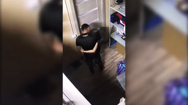 Nam HLV võ thuật gây phẫn nộ khi cưỡng hôn bé gái 9 tuổi trong phòng kín, nhưng phản ứng của nạn nhân mới là điều bất ngờ-2