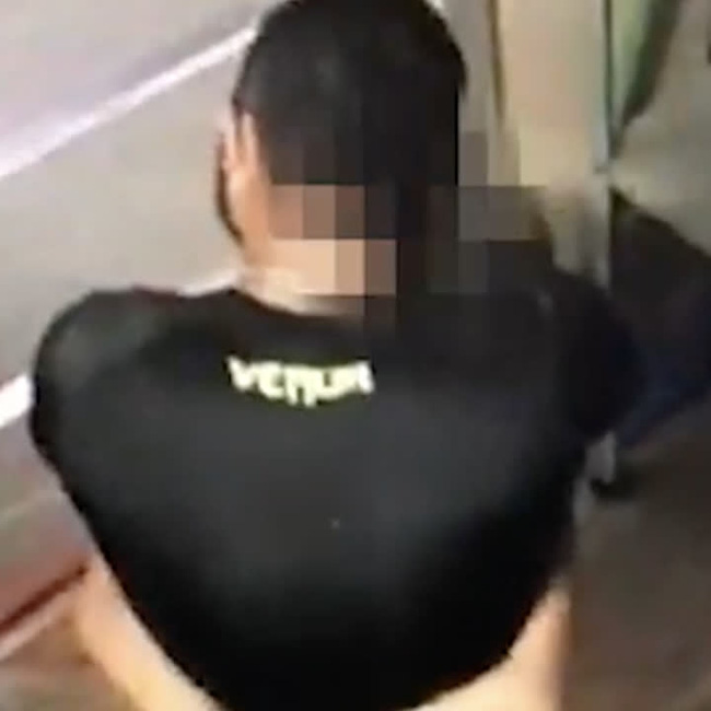 Nam HLV võ thuật gây phẫn nộ khi cưỡng hôn bé gái 9 tuổi trong phòng kín, nhưng phản ứng của nạn nhân mới là điều bất ngờ-4