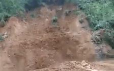 Lại thêm 1 vụ sạt lở, đất đá ào ào đổ xuống khi hàng chục người đang cứu hộ, tìm kiếm người mất tích-1