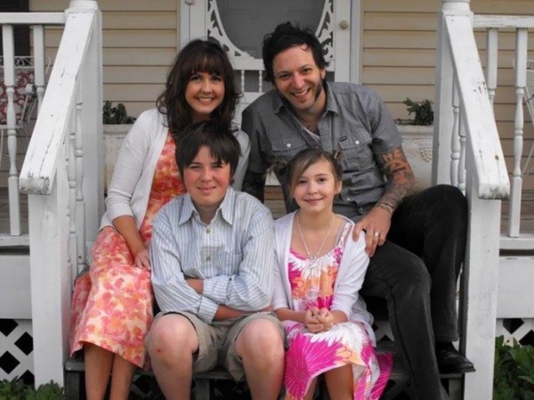 Dọn dẹp đồ đạc của con gái 12 tuổi qua đời vì bệnh tật, bố mẹ lặng người khi phát hiện 1 bức thư và khóc nghẹn khi đọc những dòng chữ trong đó-1