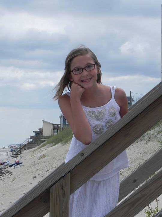 Dọn dẹp đồ đạc của con gái 12 tuổi qua đời vì bệnh tật, bố mẹ lặng người khi phát hiện 1 bức thư và khóc nghẹn khi đọc những dòng chữ trong đó-2