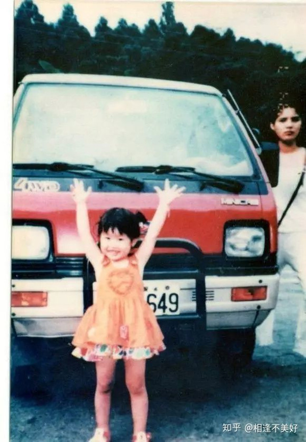 Bé gái chụp ảnh một mình nhưng khi rửa ảnh lại xuất hiện những nhân vật kỳ quặc, vài ngày sau đứa bé hôn mê rồi qua đời không lý do-1