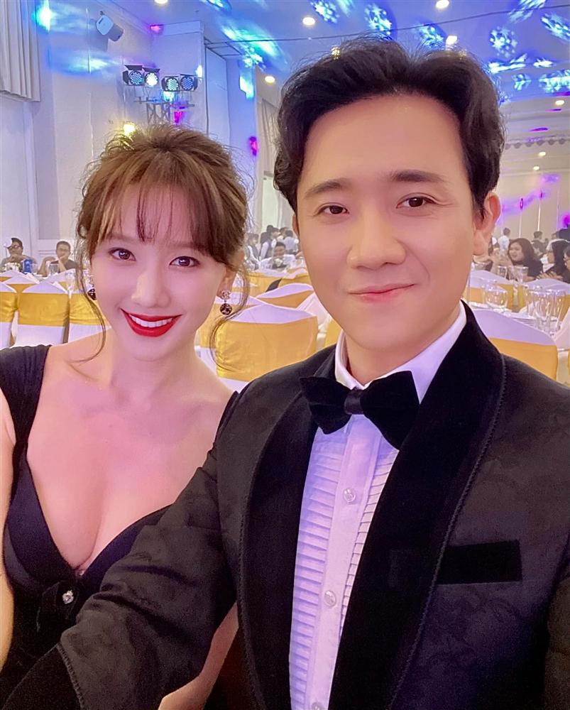 Từng mê Hari Won mặc đồ sexy, giờ Trấn Thành lại soi bộ đầm xẻ cao tít tắp mà vợ diện: Che chắn cẩn thận vẫn thấy không yên tâm-1