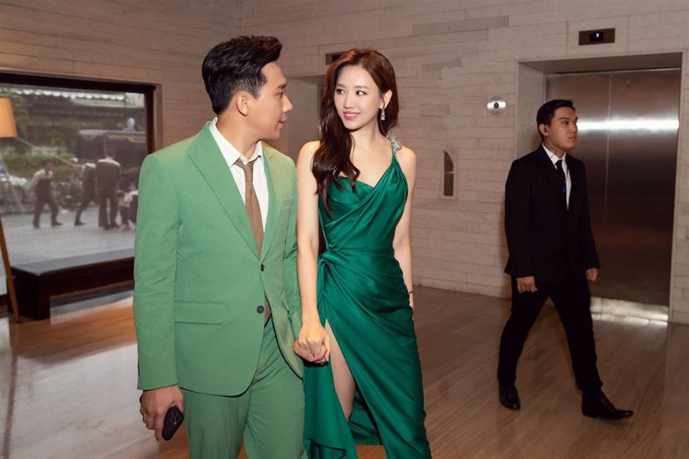 Từng mê Hari Won mặc đồ sexy, giờ Trấn Thành lại soi bộ đầm xẻ cao tít tắp mà vợ diện: Che chắn cẩn thận vẫn thấy không yên tâm-4