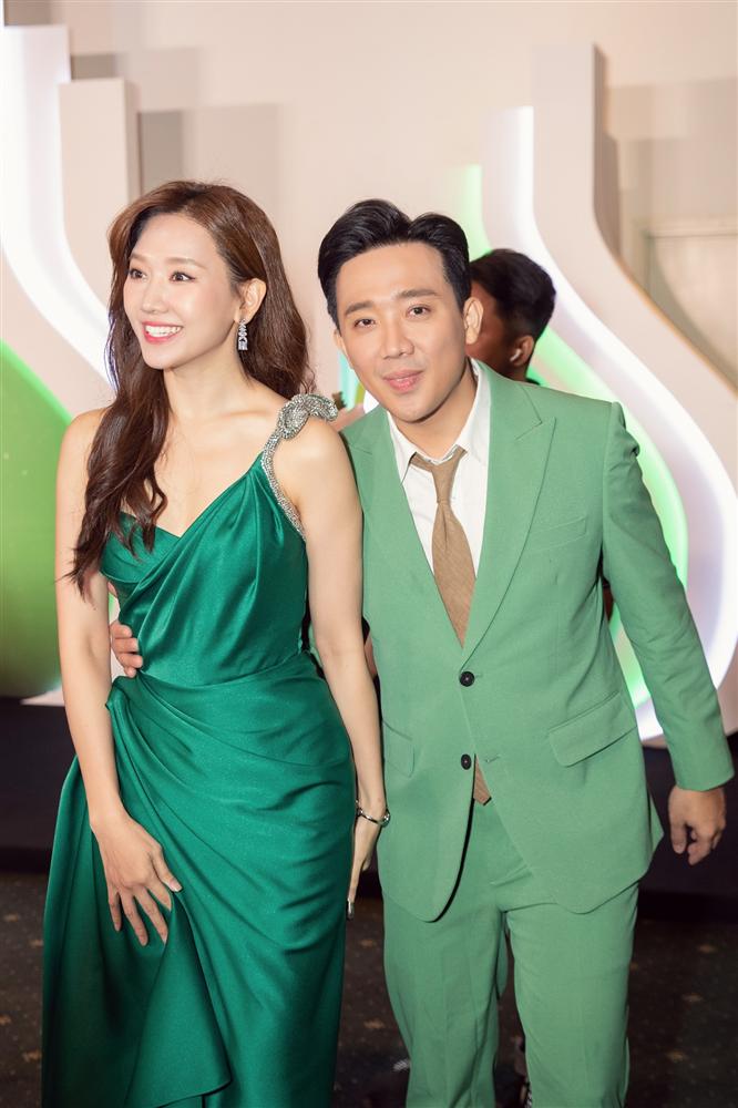 Từng mê Hari Won mặc đồ sexy, giờ Trấn Thành lại soi bộ đầm xẻ cao tít tắp mà vợ diện: Che chắn cẩn thận vẫn thấy không yên tâm-5