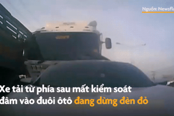 Xe tải đâm vào ôtô gây tai nạn liên hoàn
