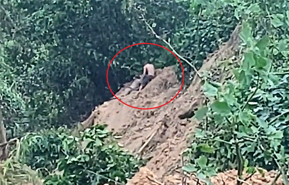 CLIP: Thời khắc cứu sống người bị chôn vùi do sạt lở núi ở Quảng Nam-1