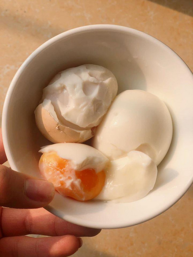 Chỉ cần thêm 1 nguyên liệu này vào nồi luộc trứng, chị em sẽ thấy được sự khác biệt vô cùng mỹ mãn khi lột vỏ thành phẩm!-1