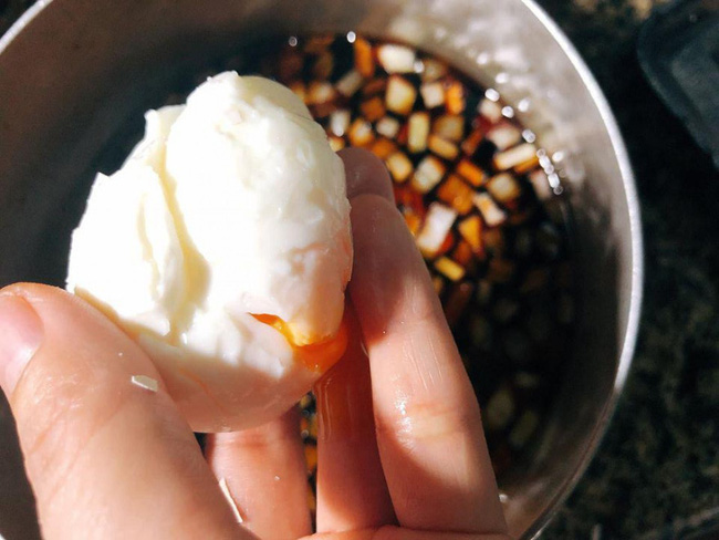 Chỉ cần thêm 1 nguyên liệu này vào nồi luộc trứng, chị em sẽ thấy được sự khác biệt vô cùng mỹ mãn khi lột vỏ thành phẩm!-2