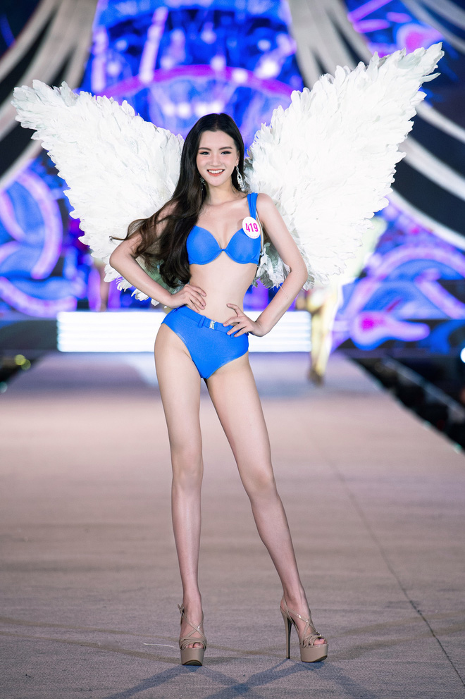 Top 35 HHVN 2020 trình diễn bikini như Victoria’s Secret: Người khoe vòng 1 siêu khủng, kẻ lộ khuyết điểm rõ rệt-12