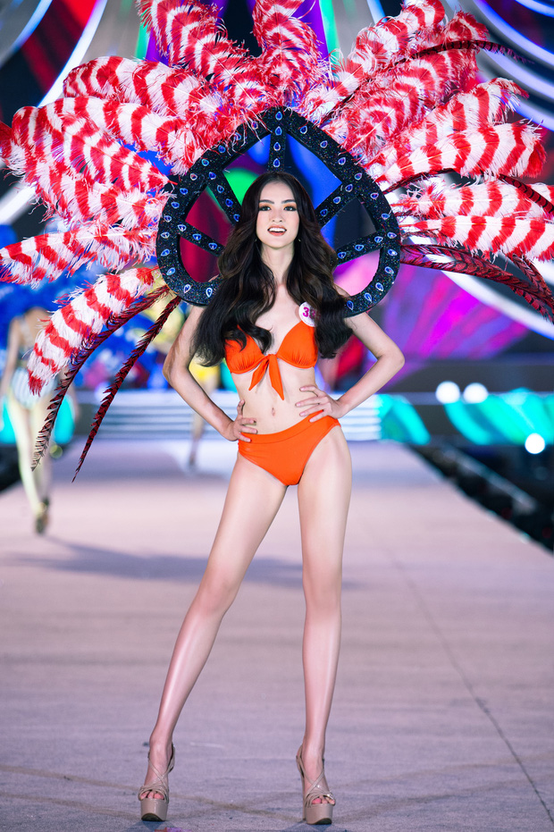 Top 35 HHVN 2020 trình diễn bikini như Victoria’s Secret: Người khoe vòng 1 siêu khủng, kẻ lộ khuyết điểm rõ rệt-5