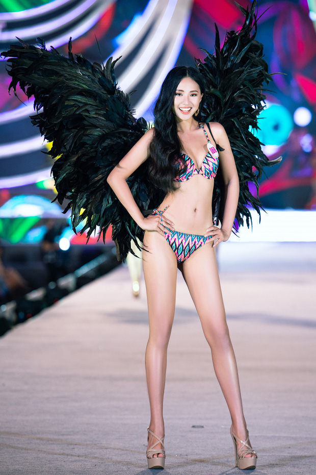 Top 35 HHVN 2020 trình diễn bikini như Victoria’s Secret: Người khoe vòng 1 siêu khủng, kẻ lộ khuyết điểm rõ rệt-6