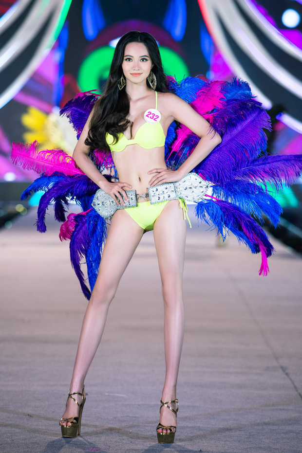 Top 35 HHVN 2020 trình diễn bikini như Victoria’s Secret: Người khoe vòng 1 siêu khủng, kẻ lộ khuyết điểm rõ rệt-7
