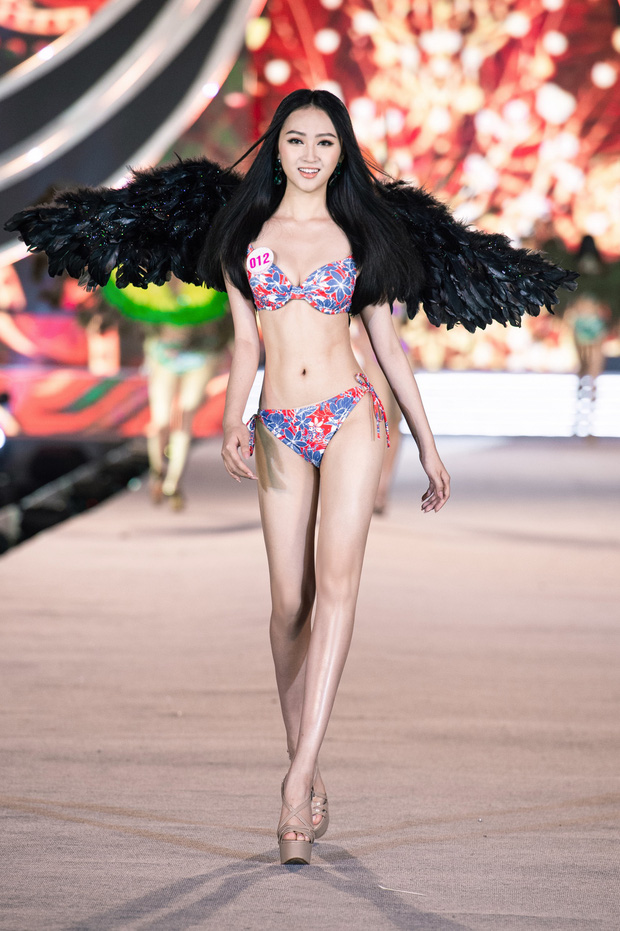 Top 35 HHVN 2020 trình diễn bikini như Victoria’s Secret: Người khoe vòng 1 siêu khủng, kẻ lộ khuyết điểm rõ rệt-8