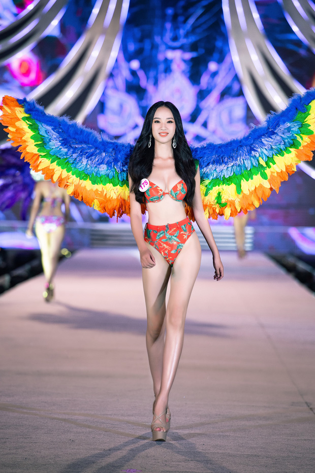 Top 35 HHVN 2020 trình diễn bikini như Victoria’s Secret: Người khoe vòng 1 siêu khủng, kẻ lộ khuyết điểm rõ rệt-9