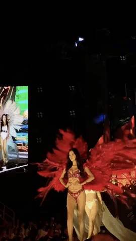 Bỏng mắt clip Top 35 HHVN 2020 trình diễn bikini đúng kiểu Victoria’s Secret, vedette Tiểu Vy khoe vòng 1 đồ sộ qua camera thường-3