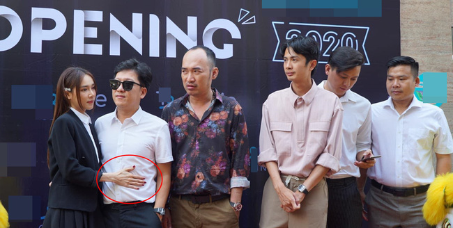 Nhã Phương lộ nhan sắc thật bên ông xã Trường Giang, nhìn xuống bàn tay còn hết hồn hơn-1