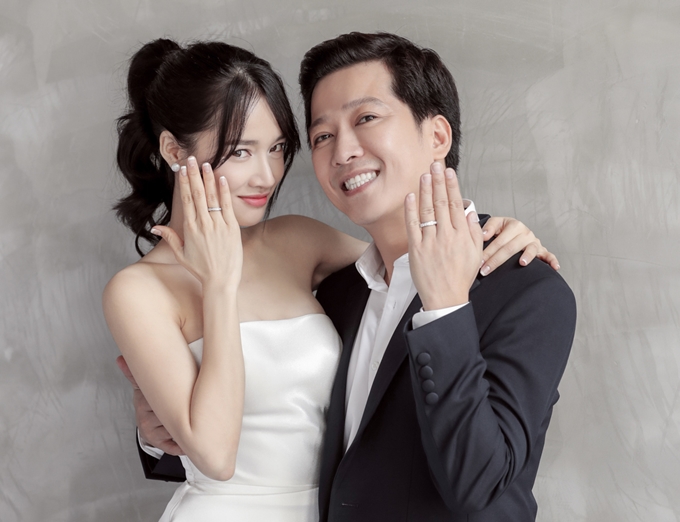 Nhã Phương lộ nhan sắc thật bên ông xã Trường Giang, nhìn xuống bàn tay còn hết hồn hơn-4