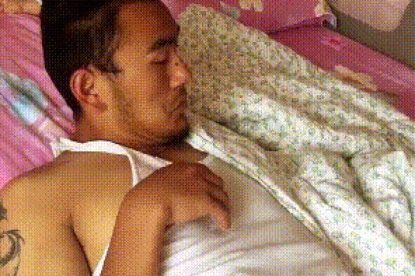 Cho con gối tay ngủ ngon lành, nửa đêm tỉnh dậy ông bố tá hỏa tìm khắp giường không biết con đâu