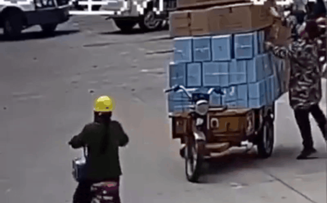 CLIP: Cú quăng dây oan trái khiến người phụ nữ ngã ê mông, dân mạng bức xúc vì mối nguy chết người-1