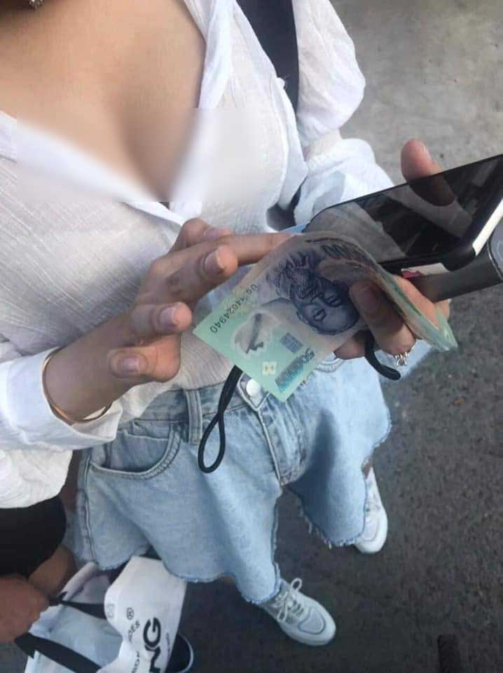 Shipper đỏ mặt tía tai đối diện khách nữ mặc đồ hớ hênh ra nhận hàng săn sale-3