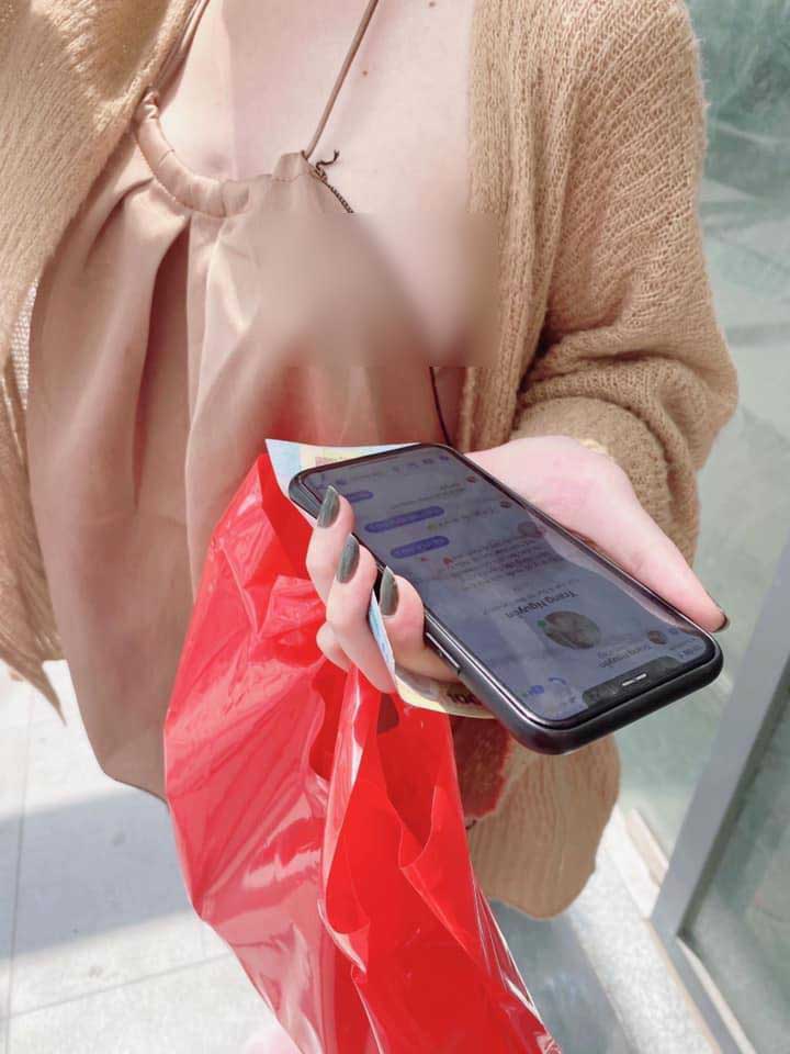 Shipper đỏ mặt tía tai đối diện khách nữ mặc đồ hớ hênh ra nhận hàng săn sale-4