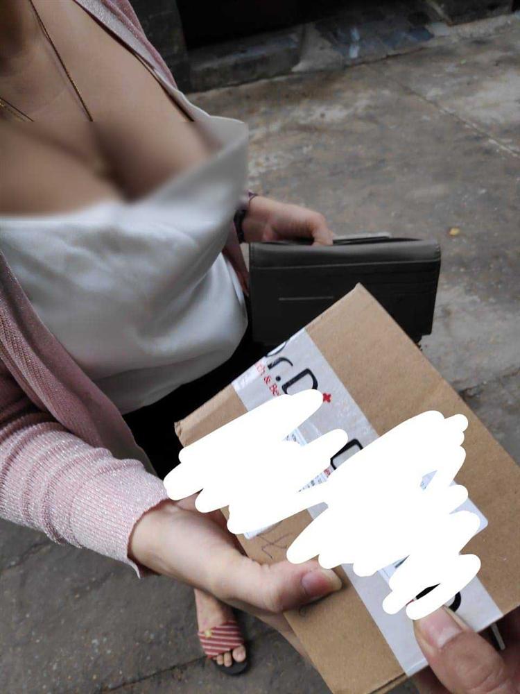 Shipper đỏ mặt tía tai đối diện khách nữ mặc đồ hớ hênh ra nhận hàng săn sale-5