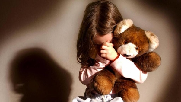 Con trai 9 tuổi đột ngột bỏ đi, mẹ tìm hiểu mới biết hành động bệnh hoạn của gã chồng với con gái 4 tuổi, uất nghẹn hơn nữa khi nghe tòa kết án-2