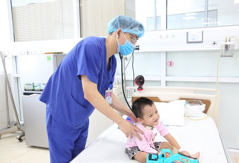 Bé trai 3 tuổi nguy kịch do biến chứng tay chân miệng nặng-2