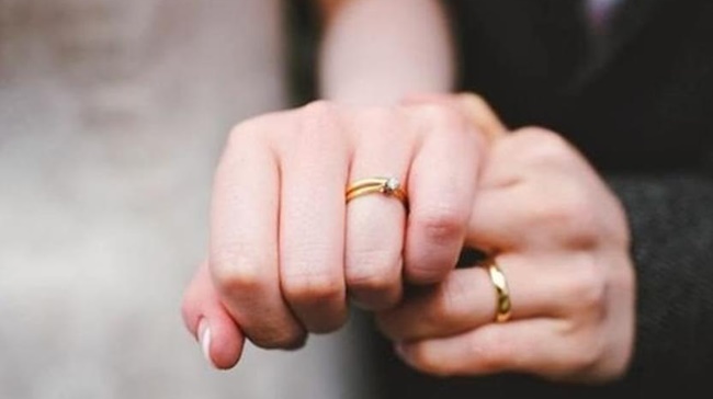 Ăn hỏi xong xuôi rồi cùng chú rể đi mua nhẫn cưới, cô dâu đùng đùng đòi hủy hôn sau lời chế nhạo lạnh lùng: Tay thô như em mà đòi đeo cái này à?-1